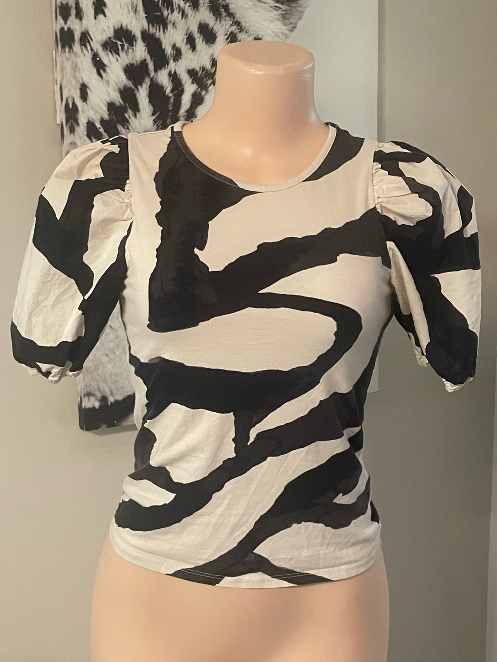 H & M abstract animal zebra Black & White Puff Sleeve Graphic blouse shirt XS